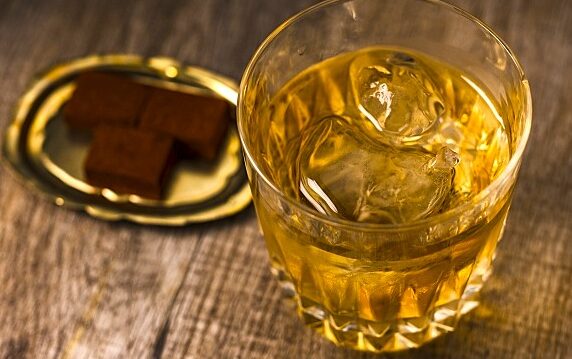 沖縄最古の蔵元・新里酒造が手がけるウイスキー「新里WHISKY」。泡盛古酒をブレンドした琥珀色の一杯
