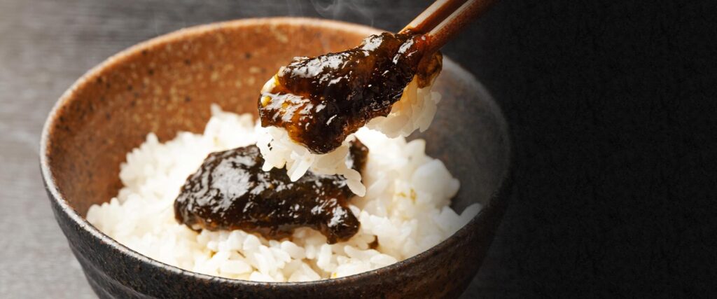 白ごはんにのせたいかの佃煮を箸で持ち上げた様子｜仙琉院本舗