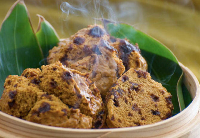 蒸したての具志堅商店アガラサー。黒糖の香りが立ちのぼる沖縄伝統の蒸し菓子