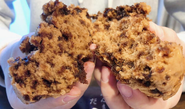 割った瞬間に分かる具志堅商店の黒糖アガラサーのもちもち食感。しっとりとした断面