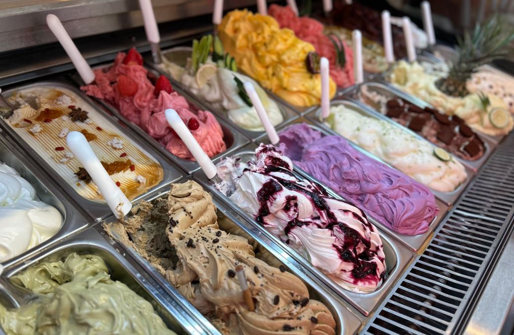 沖縄素材を使った色とりどりのクラフトジェラートが並ぶピエノマジェラートのショーケース