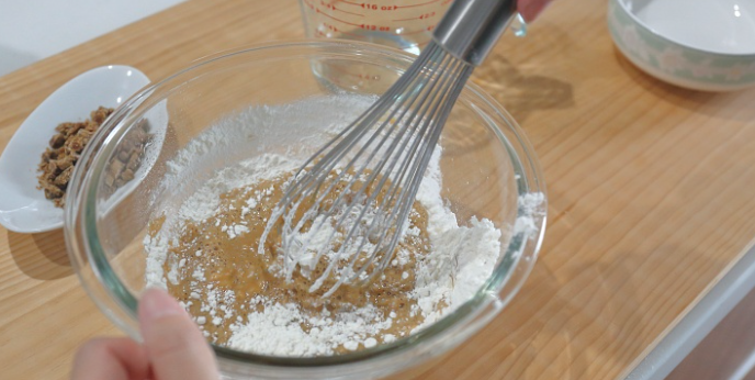 家庭の台所でアガラサーの生地を混ぜる様子。昔ながらの素朴な手作り工程