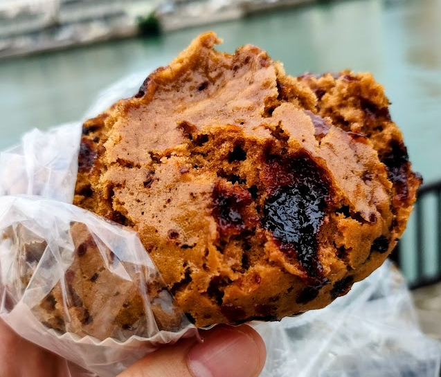 沖縄産業まつりで筆者が購入した具志堅商店の黒糖アガラサー。黒糖の塊が見える断面が特徴