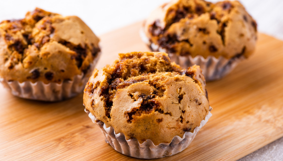 具志堅商店の黒糖アガラサー。表面に黒糖の固まりが現れ、食べ進めるごとに甘みが広がる